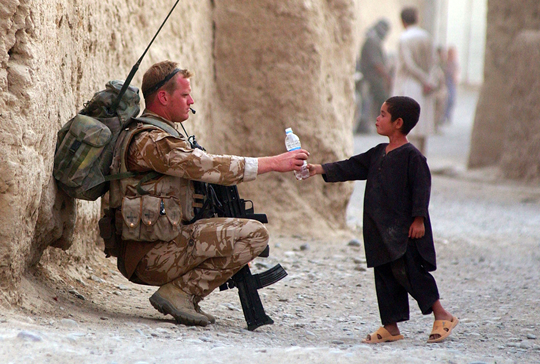 Soldat und Kind in Afghanistan