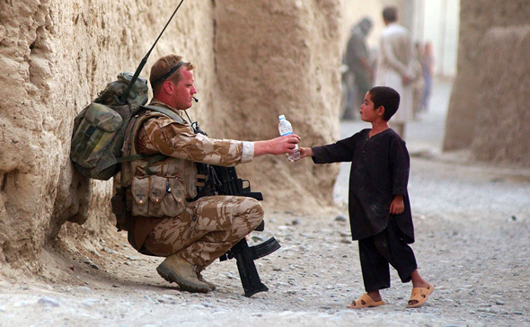 Soldat und Kind in Afghanistan