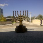 Am Eingang der Knesset in Jerusalem