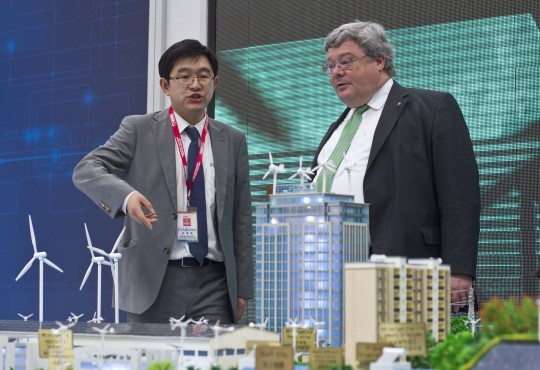 Auf der Hannover Messe am Hauptpavillon des Partnerlandes China, zusammen mit Donglai Xu, Direktor CCPIT, Beijing.